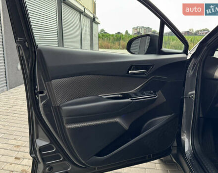 Сірий Тойота C-HR, об'ємом двигуна 1.99 л та пробігом 74 тис. км за 28800 $, фото 12 на Automoto.ua