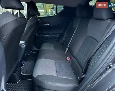 Серый Тойота C-HR, объемом двигателя 2 л и пробегом 57 тыс. км за 20990 $, фото 8 на Automoto.ua