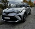 Серый Тойота C-HR, объемом двигателя 2 л и пробегом 99 тыс. км за 27000 $, фото 1 на Automoto.ua