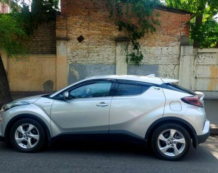 Серый Тойота C-HR, объемом двигателя 1.8 л и пробегом 60 тыс. км за 28800 $, фото 2 на Automoto.ua