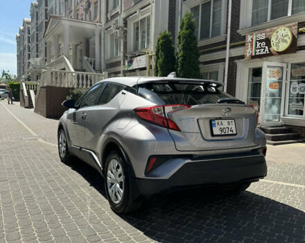 Серый Тойота C-HR, объемом двигателя 1.2 л и пробегом 43 тыс. км за 23000 $, фото 3 на Automoto.ua