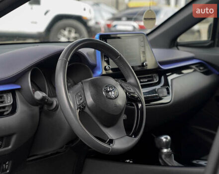 Серый Тойота C-HR, объемом двигателя 2 л и пробегом 28 тыс. км за 22400 $, фото 17 на Automoto.ua