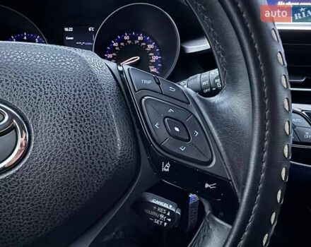 Серый Тойота C-HR, объемом двигателя 2 л и пробегом 57 тыс. км за 20990 $, фото 16 на Automoto.ua