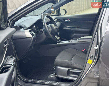 Серый Тойота C-HR, объемом двигателя 1.99 л и пробегом 136 тыс. км за 19300 $, фото 49 на Automoto.ua