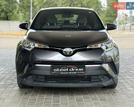 Серый Тойота C-HR, объемом двигателя 1.99 л и пробегом 47 тыс. км за 19299 $, фото 1 на Automoto.ua