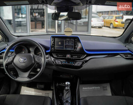 Серый Тойота C-HR, объемом двигателя 2 л и пробегом 28 тыс. км за 22400 $, фото 18 на Automoto.ua