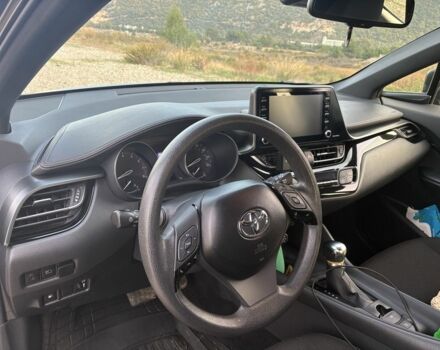 Серый Тойота C-HR, объемом двигателя 2 л и пробегом 58 тыс. км за 18000 $, фото 5 на Automoto.ua
