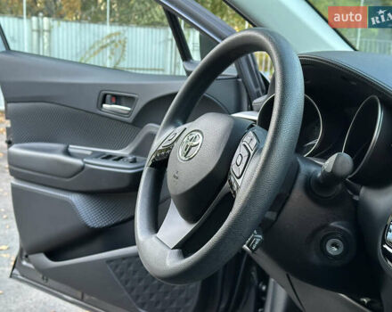 Серый Тойота C-HR, объемом двигателя 1.99 л и пробегом 60 тыс. км за 22500 $, фото 38 на Automoto.ua