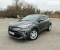 Серый Тойота C-HR, объемом двигателя 2 л и пробегом 14 тыс. км за 23800 $, фото 1 на Automoto.ua