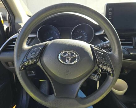 Серый Тойота C-HR, объемом двигателя 2 л и пробегом 32 тыс. км за 5300 $, фото 5 на Automoto.ua