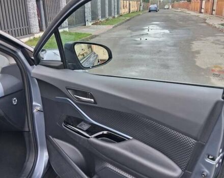 Серый Тойота C-HR, объемом двигателя 1.99 л и пробегом 32 тыс. км за 28200 $, фото 3 на Automoto.ua