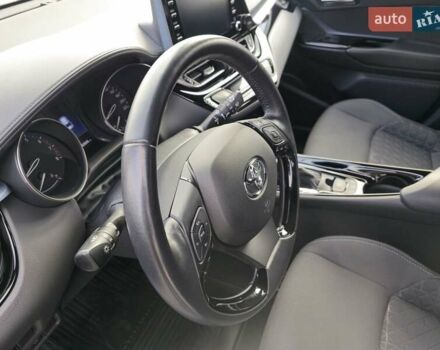 Серый Тойота C-HR, объемом двигателя 1.2 л и пробегом 60 тыс. км за 21900 $, фото 15 на Automoto.ua