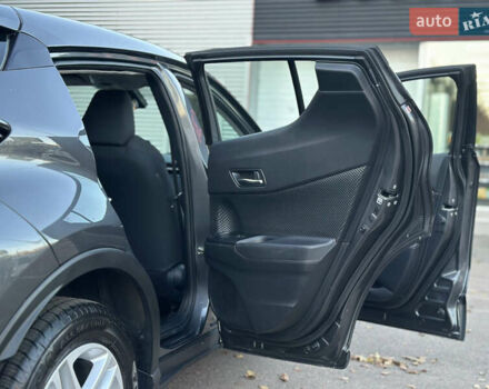 Серый Тойота C-HR, объемом двигателя 1.99 л и пробегом 60 тыс. км за 22500 $, фото 28 на Automoto.ua