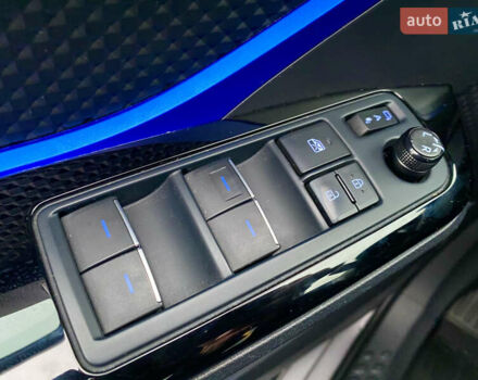 Серый Тойота C-HR, объемом двигателя 2 л и пробегом 76 тыс. км за 27000 $, фото 30 на Automoto.ua