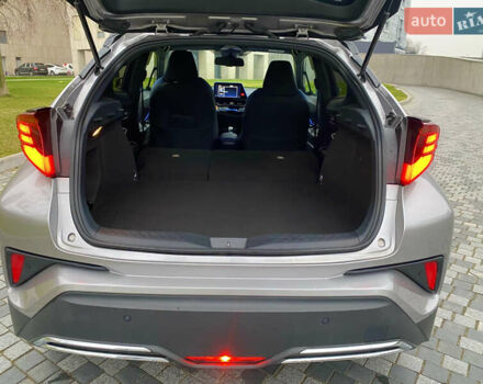 Серый Тойота C-HR, объемом двигателя 2 л и пробегом 76 тыс. км за 27000 $, фото 43 на Automoto.ua