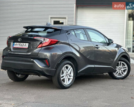 Серый Тойота C-HR, объемом двигателя 1.99 л и пробегом 60 тыс. км за 22500 $, фото 2 на Automoto.ua