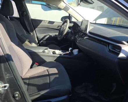 Серый Тойота C-HR, объемом двигателя 2 л и пробегом 32 тыс. км за 5300 $, фото 4 на Automoto.ua