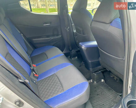 Серый Тойота C-HR, объемом двигателя 2 л и пробегом 76 тыс. км за 27000 $, фото 27 на Automoto.ua