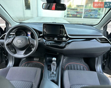 Серый Тойота C-HR, объемом двигателя 1.99 л и пробегом 60 тыс. км за 22500 $, фото 4 на Automoto.ua