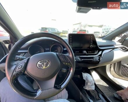 Серый Тойота C-HR, объемом двигателя 1.8 л и пробегом 82 тыс. км за 25500 $, фото 2 на Automoto.ua