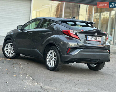 Серый Тойота C-HR, объемом двигателя 1.99 л и пробегом 60 тыс. км за 22500 $, фото 3 на Automoto.ua