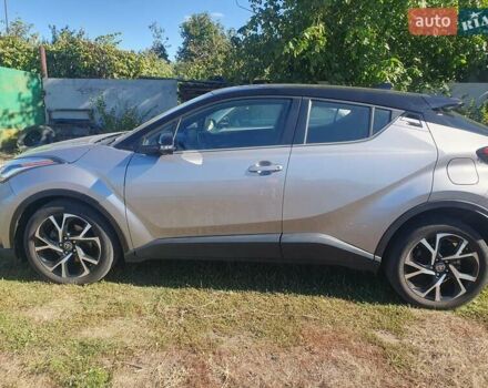 Серый Тойота C-HR, объемом двигателя 2 л и пробегом 52 тыс. км за 16699 $, фото 2 на Automoto.ua