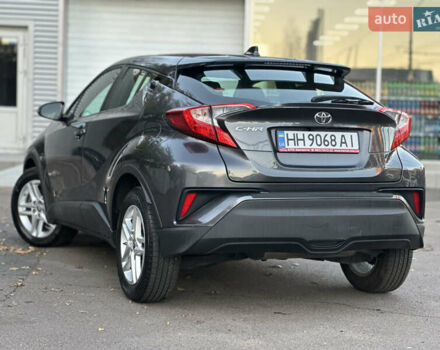 Серый Тойота C-HR, объемом двигателя 1.99 л и пробегом 60 тыс. км за 22500 $, фото 12 на Automoto.ua