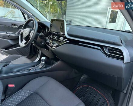 Серый Тойота C-HR, объемом двигателя 1.99 л и пробегом 60 тыс. км за 22500 $, фото 33 на Automoto.ua