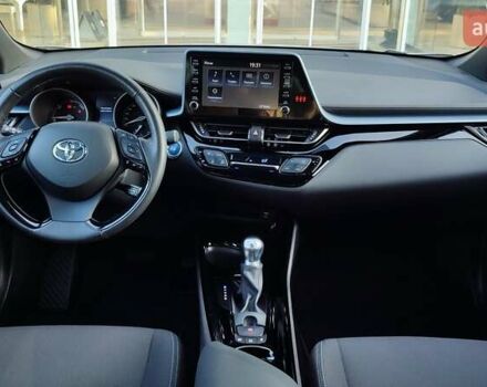 Серый Тойота C-HR, объемом двигателя 1.8 л и пробегом 81 тыс. км за 26309 $, фото 7 на Automoto.ua