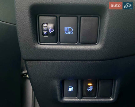 Серый Тойота C-HR, объемом двигателя 2 л и пробегом 76 тыс. км за 27000 $, фото 29 на Automoto.ua