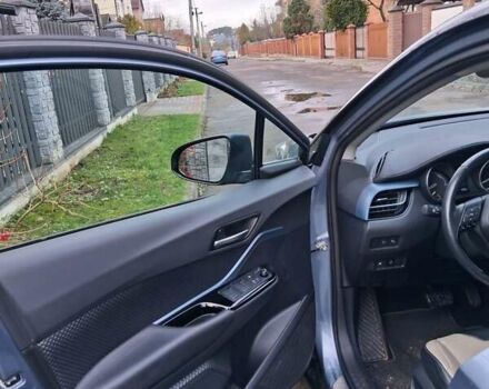 Серый Тойота C-HR, объемом двигателя 1.99 л и пробегом 32 тыс. км за 28200 $, фото 5 на Automoto.ua