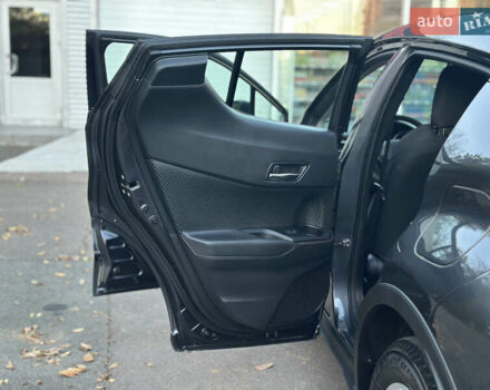 Серый Тойота C-HR, объемом двигателя 1.99 л и пробегом 60 тыс. км за 22500 $, фото 27 на Automoto.ua