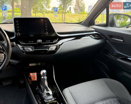 Серый Тойота C-HR, объемом двигателя 1.2 л и пробегом 72 тыс. км за 21500 $, фото 71 на Automoto.ua