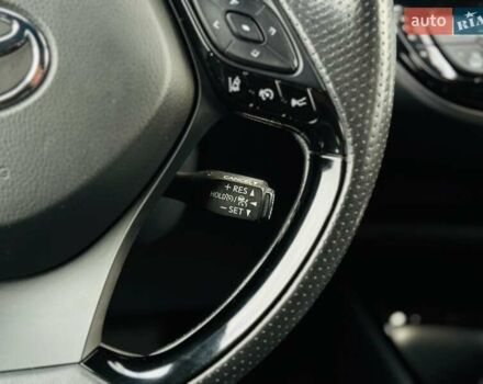 Сірий Тойота C-HR, об'ємом двигуна 1.99 л та пробігом 59 тис. км за 30060 $, фото 12 на Automoto.ua
