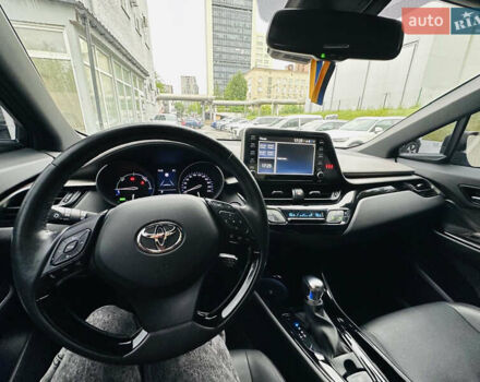 Серый Тойота C-HR, объемом двигателя 1.99 л и пробегом 31 тыс. км за 26900 $, фото 2 на Automoto.ua
