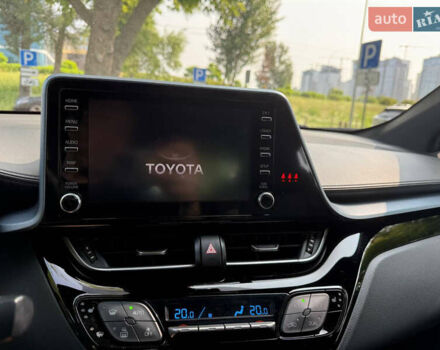 Серый Тойота C-HR, объемом двигателя 1.2 л и пробегом 72 тыс. км за 21500 $, фото 93 на Automoto.ua