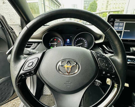 Серый Тойота C-HR, объемом двигателя 1.99 л и пробегом 31 тыс. км за 26900 $, фото 3 на Automoto.ua