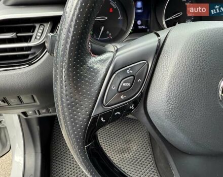 Серый Тойота C-HR, объемом двигателя 1.99 л и пробегом 95 тыс. км за 27300 $, фото 22 на Automoto.ua