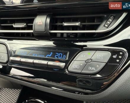 Серый Тойота C-HR, объемом двигателя 1.99 л и пробегом 95 тыс. км за 27300 $, фото 28 на Automoto.ua