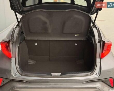 Серый Тойота C-HR, объемом двигателя 1.8 л и пробегом 28 тыс. км за 25490 $, фото 26 на Automoto.ua