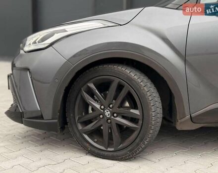 Серый Тойота C-HR, объемом двигателя 1.8 л и пробегом 28 тыс. км за 25490 $, фото 6 на Automoto.ua