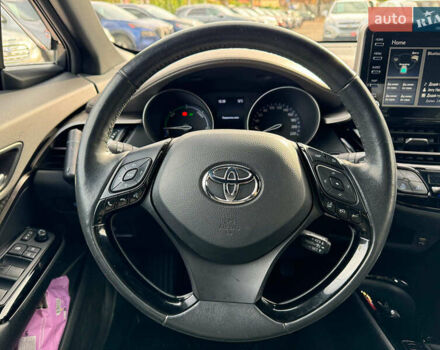 Серый Тойота C-HR, объемом двигателя 2 л и пробегом 42 тыс. км за 29890 $, фото 30 на Automoto.ua