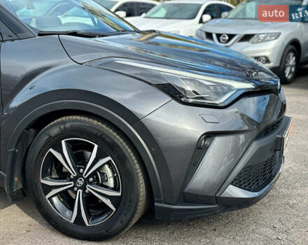 Серый Тойота C-HR, объемом двигателя 2 л и пробегом 42 тыс. км за 29890 $, фото 2 на Automoto.ua