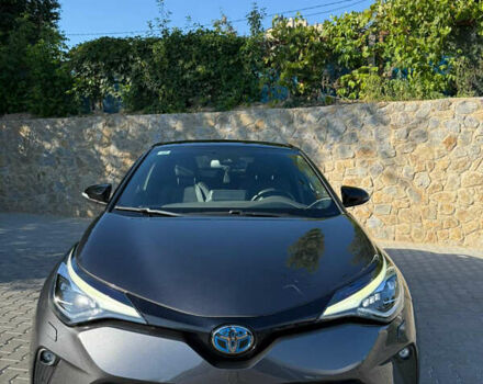 Серый Тойота C-HR, объемом двигателя 1.99 л и пробегом 39 тыс. км за 30000 $, фото 2 на Automoto.ua