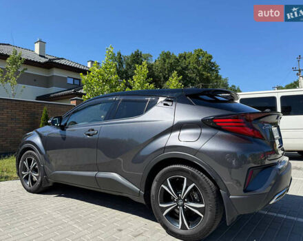 Серый Тойота C-HR, объемом двигателя 1.99 л и пробегом 39 тыс. км за 30000 $, фото 4 на Automoto.ua
