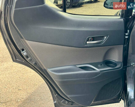 Серый Тойота C-HR, объемом двигателя 2 л и пробегом 42 тыс. км за 29890 $, фото 20 на Automoto.ua