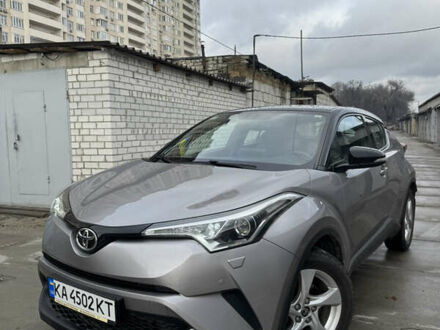 Серый Тойота C-HR, объемом двигателя 1.2 л и пробегом 82 тыс. км за 21800 $, фото 1 на Automoto.ua