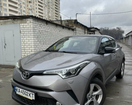 Серый Тойота C-HR, объемом двигателя 1.2 л и пробегом 82 тыс. км за 21800 $, фото 1 на Automoto.ua