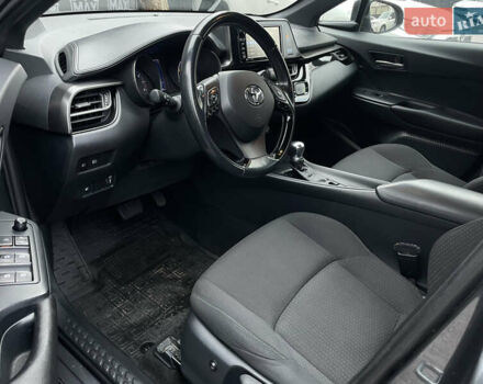 Серый Тойота C-HR, объемом двигателя 1.8 л и пробегом 83 тыс. км за 16900 $, фото 1 на Automoto.ua