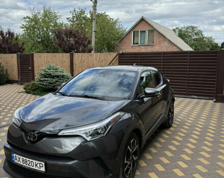 Серый Тойота C-HR, объемом двигателя 2 л и пробегом 47 тыс. км за 20500 $, фото 1 на Automoto.ua